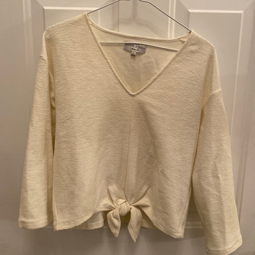 Madewell light sweater. Cute bow at the bottom. Size small.